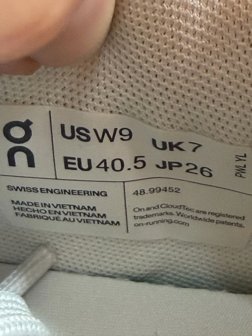 On Running THE ROGER Advantage Tennis Sneaker